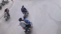 Bắt giữ nhóm thanh niên mang hung khí diễu trên phố