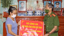 Trao tiền trợ cấp cho gia đình đồng chí Công an xã tử vong trong khi làm nhiệm vụ