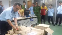 Tạm giữ hơn 350 kg tinh dầu và điếu hút thuốc lá điện tử nhập không phép 
