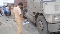 Một phụ nữ bị xe đầu kéo cuốn vào gầm