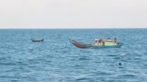Phát hiện tàu lạ nghi đổ chất thải xuống biển 
