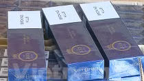Phát hiện 10.000 bao thuốc lá ngoại nhập lậu giấu trong vách ngăn xe tải