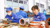 Lao động nữ đang phải mang “gánh nặng kép”