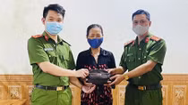 Công an phường Lào Cai trao trả tài sản cho người đánh rơi