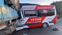 Xe khách tông đuôi xe tải trên QL1A, tài xế kẹt cứng trong cabin