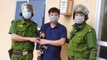 Tạm giữ đối tượng sử dụng vũ khí trái phép