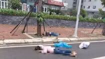 Hai phụ nữ văng xuống đường sau tai nạn, 1 người tử vong