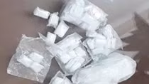 Kẻ bán ma túy giấu súng và 950 viên đạn trong nhà