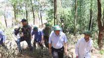 Trưởng ban Tổ chức Trung ương thị sát hiện trường, động viên cán bộ chiến sĩ chữa cháy rừng