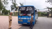 Lái xe khách bị xử phạt khi không nhường đường cho xe ưu tiên