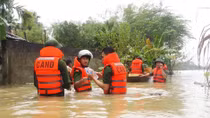 Công an Hà Tĩnh khắc phục hậu quả mưa lũ và ứng phó bão số 7
