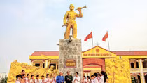 Về làng Nguyễn nghe kể sử, ăn bánh cáy, xem rối nước