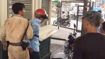 Vi phạm giao thông bị giữ xe, người đàn ông châm lửa đốt xe