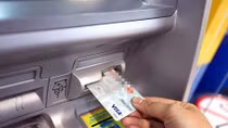 Trộm thẻ tín dụng của bạn, rút 300 triệu đồng