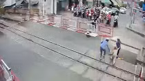 Hai nữ nhân viên gác chắn dũng cảm cứu cụ bà trên đường ray khi tàu đang tới
