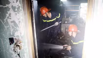 Chữa cháy một chiến sỹ bị thương khi làm nhiệm vụ