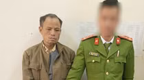 Con nghiện buôn ma túy lao xe vào Công an định bỏ chạy