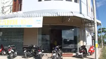Tên cướp tiệm vàng điên cuồng nã đạn vào 3 Cảnh sát