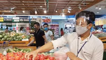 Nở rộ dịch vụ “Đi chợ giùm” trong mùa dịch