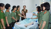 Tặng 20 triệu đồng cho gia đình Thiếu úy Đậu Thị Huyền Trâm
