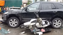 Xế hộp đâm nhau kinh hoàng trước BV Bạch Mai