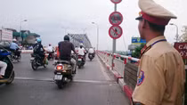 Buồn chuyện gia đình, định nhảy cầu Chương Dương tự tử