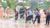 Công an cùng giáo viên vệ sinh trường học, giúp dân khắc phục hậu quả lũ lụt