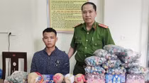 Tập kết pháo từ đầu năm, cuối năm đưa đi tiêu thụ thì bị bắt