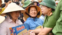 Tặng quà hỗ trợ người dân vùng "rốn lũ" Quảng Bình