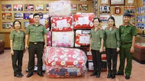 Ủng hộ tiền, gạo, chăn ấm cho Công an xã tại miền Trung