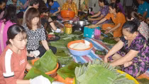 Phụ nữ Sóc Trăng hướng về miền Trung ruột thịt