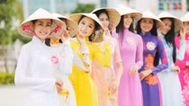 Áo dài Việt đang đối diện những thách thức cách tân?