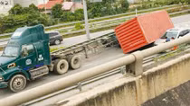 Xử nghiêm hành vi không khóa chốt dẫn đến container rơi xuống đường