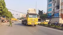 Va chạm với container, người điều khiển xe máy tử vong tại chỗ