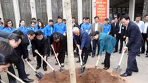 Chủ tịch Quốc hội Nguyễn Thị Kim Ngân tham gia trồng cây hoa ban tại khu vực Nhà Quốc hội