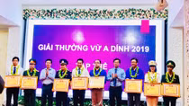 Đoàn thanh niên Công an tỉnh Phú Yên nhận giải thưởng Vừ A Dính