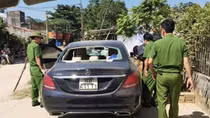 Lộ diện chủ nhân xe Mercedes bỏ bên đường với nhiều vết máu