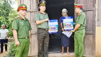 Trao 350 phần quà cho các gia đình đặc biệt khó khăn ở vùng sâu, vùng xa