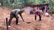 Hỗ trợ làm nhà cho hộ nghèo ở xã Mù Cả