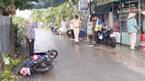 2 xe máy va chạm trên đường lộ làng, 3 người thương vong