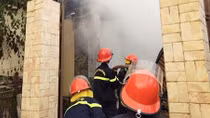 Nhà thờ họ bốc cháy dữ dội sáng sớm ngày nghỉ lễ