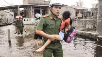 Sáng ngời hình ảnh người chiến sĩ Công an giúp dân giữa mùa mưa bão