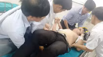 Truy tìm học sinh đâm thầy giáo trọng thương 