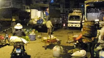 Những người “chạy chợ” ở vùng biên