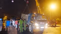 Xe máy bị xe tải cuốn vào gầm, hai người tử vong 