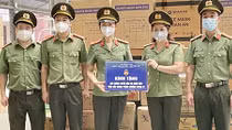 Cục Đào tạo trao quà ủng hộ Công an tỉnh Bắc Giang chống dịch