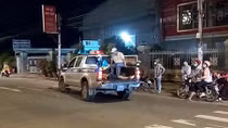 CSGT dùng xe đặc chủng đưa nạn nhân đi cấp cứu