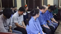Giám đốc chi nhánh ngân hàng tham ô được giảm mức án