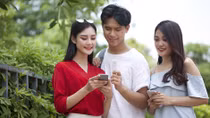Giảm sâu giá cước chuyển vùng quốc tế, nhà mạng ghi điểm với khách hàng