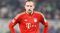 Vì sao Ribery... ném áo?